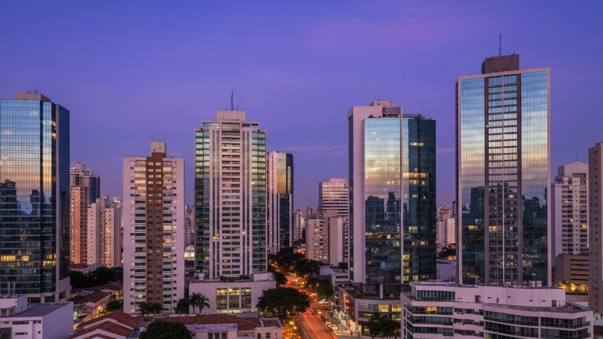 Gráfico comparativo de valorização entre imóvel na planta e pronto em contexto de Selic em queda