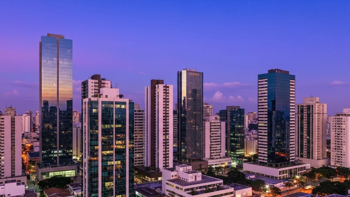 Gráfico comparativo de rentabilidade de imóvel físico versus fundos imobiliários em 2026